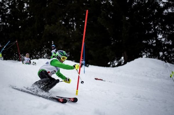 Quelle technique d'affûtage des carres est recommandée pour le slalom en ski?